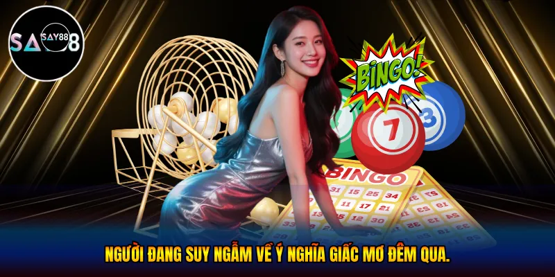 Người đang suy ngẫm về ý nghĩa giấc mơ đêm qua